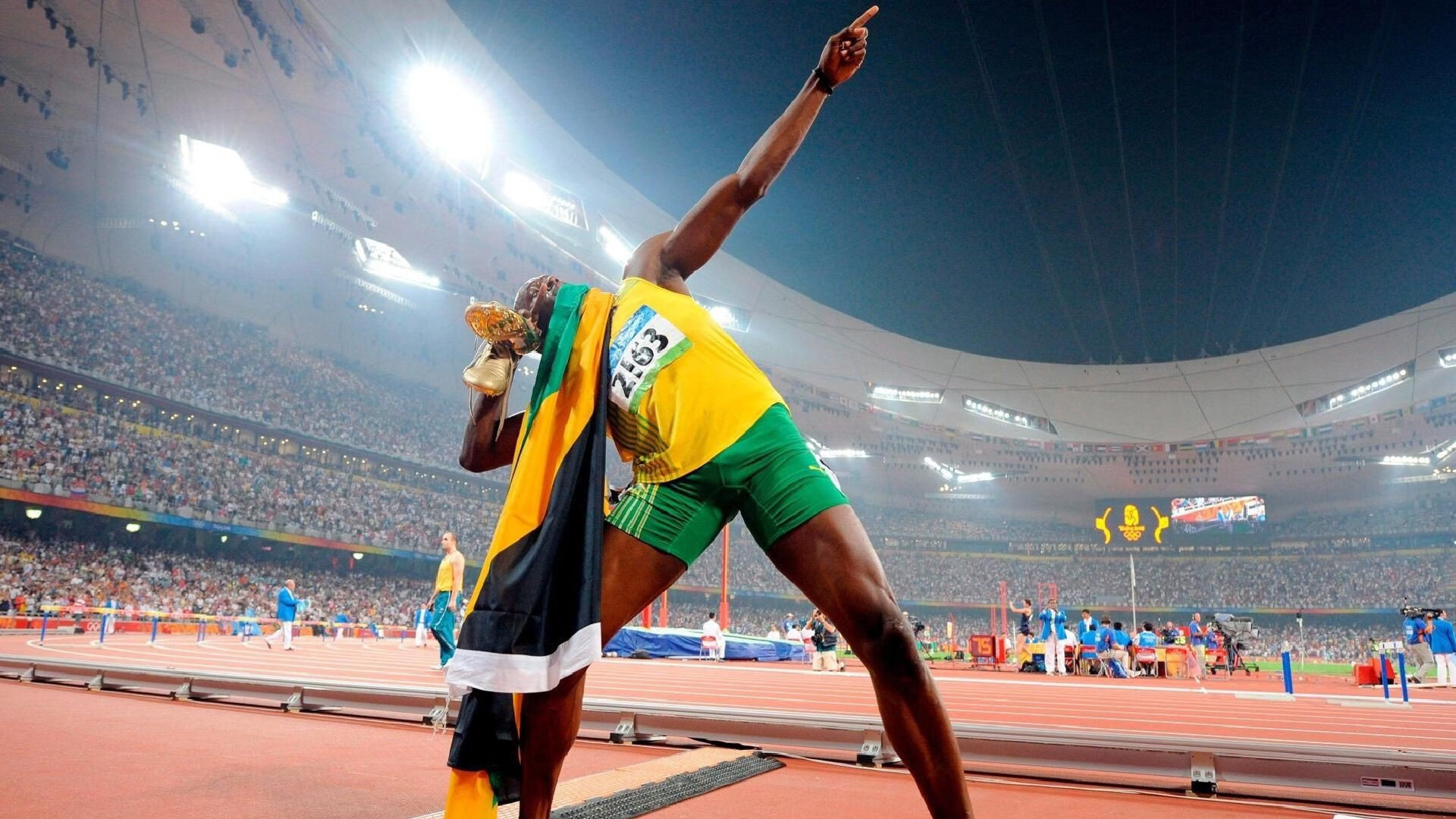 绿茵场上的神来之笔，当一粒中场吊射重新定义足球艺术，中场吊射天外飞仙，绿茵艺术震撼瞬间